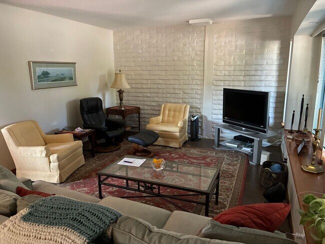 Building Photo - 2125 Bueno Dr