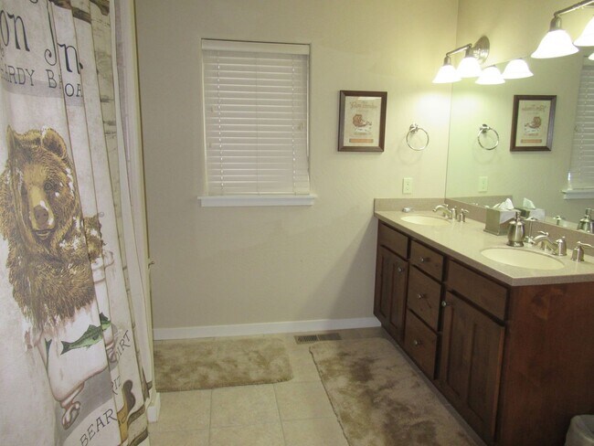 Building Photo - 2 Bed 2.5 Bath Furnished River Lakes Townhouse!