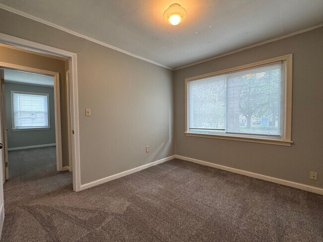 Building Photo - Move in Ready Prairie Village Ranch + Fenc...