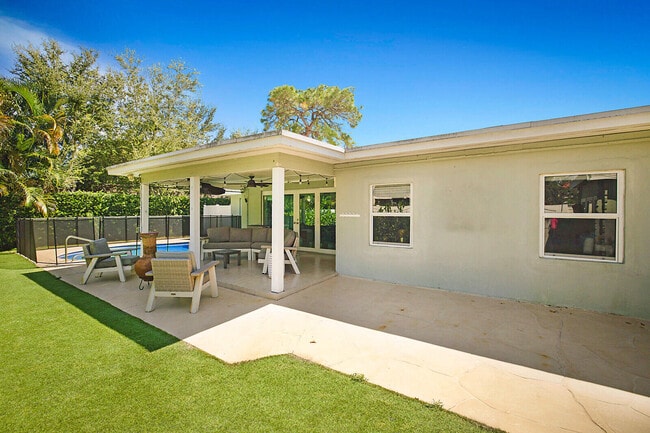 Building Photo - 711 NW 7th Dr