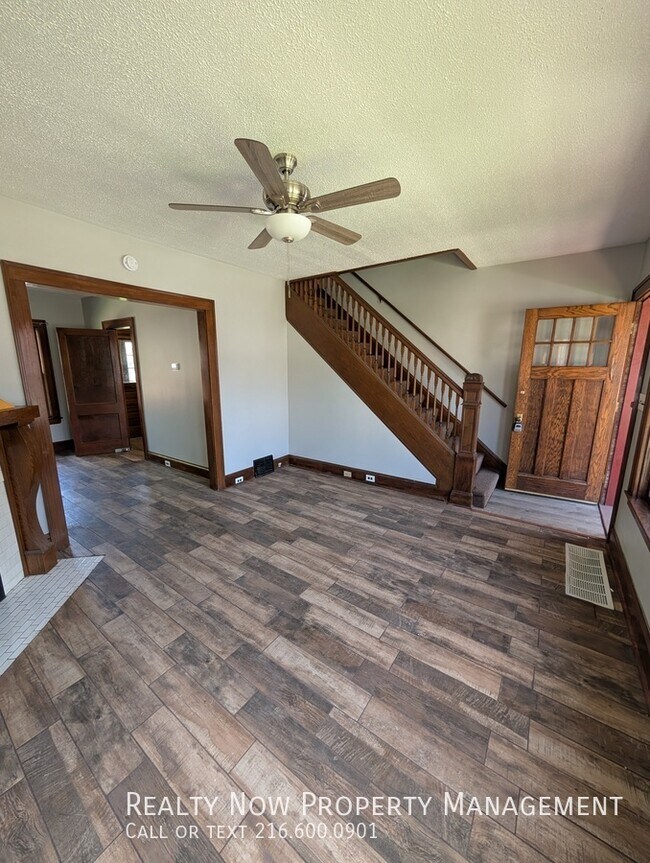Building Photo - 1313 W 93rd St
