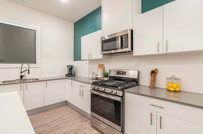 Building Photo - 10211 Las Nubes Ave