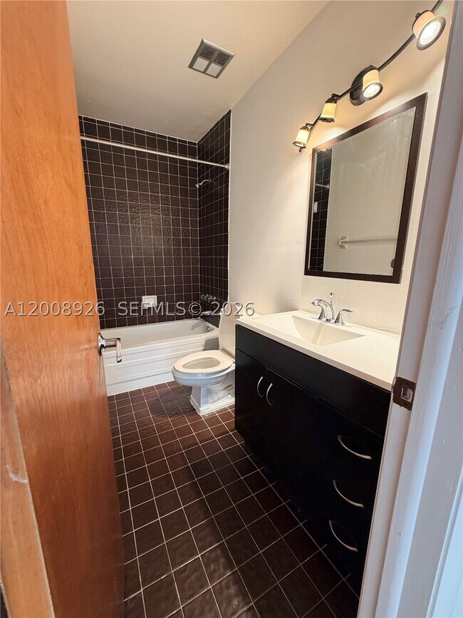 Building Photo - 3225 Bird IV3