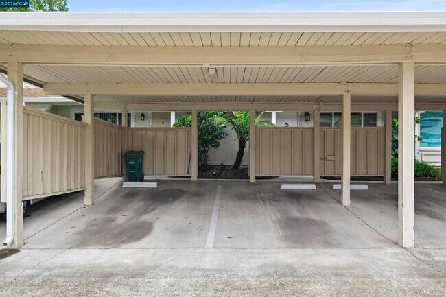 Building Photo - 560 La Copita Ct