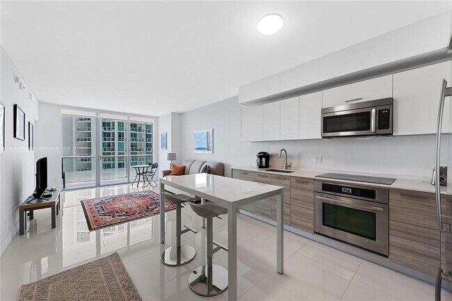 Building Photo - 1300 Brickell Bay Dr
