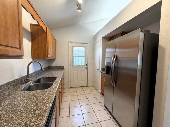 Building Photo - 3 BEDROOM WITH FIREPLACE AND LVP PLANK FLO...