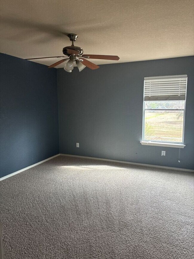 Building Photo - 5BR/4BA w/ Fenced Yard + Covered Parking in Schertz, TX