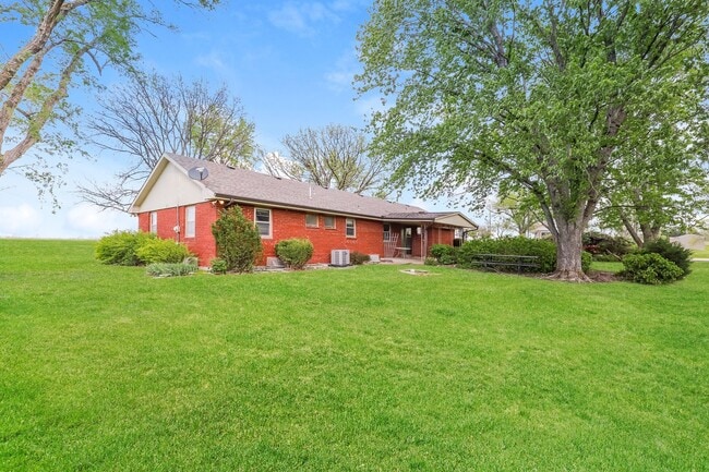 Building Photo - Country living at the best!