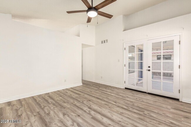 Building Photo - 2174 E Aspen Dr