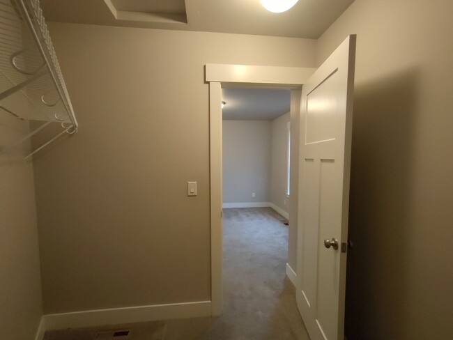 Building Photo - Spacious 3 bedroom 2.5 bath w/ an office a...