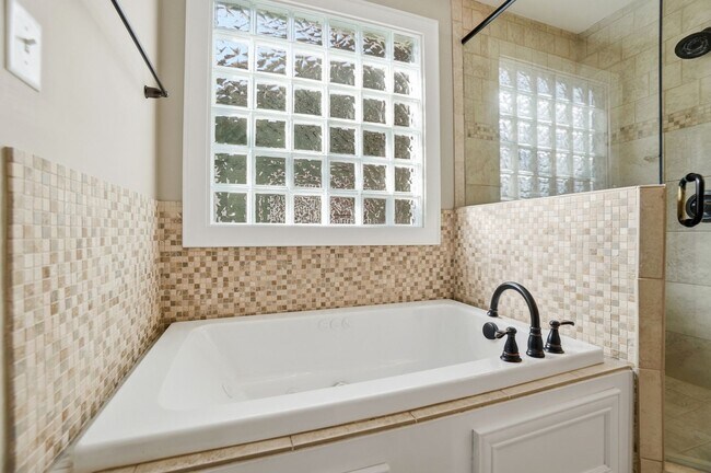 Building Photo - Historic Wesley Heights Home | Walkable to Uptown | 2 Primary Suites