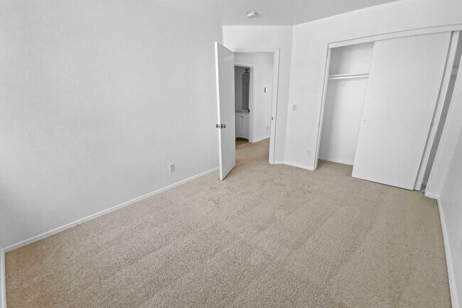 Building Photo - 10928 Vista Ave