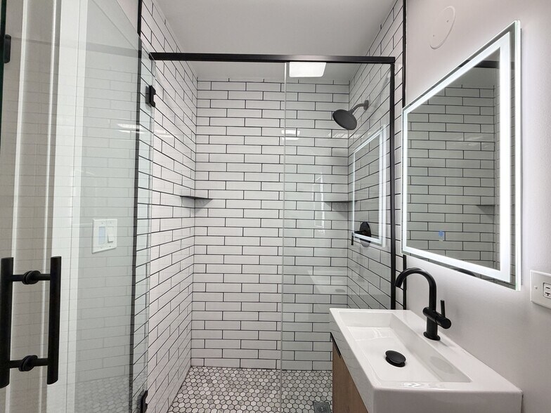 Building Photo - 5452 N Paulina St
