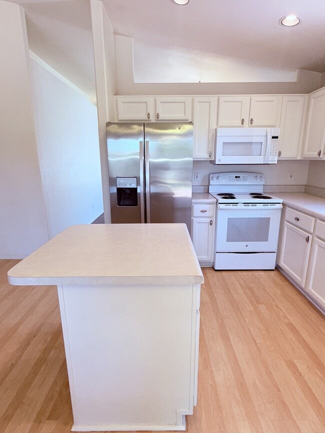 Building Photo - 8010 N Siskiyou Dr