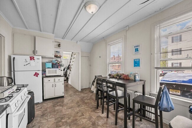 Building Photo - 4 bedrooms, 2 bathrooms, legal for 8 people
