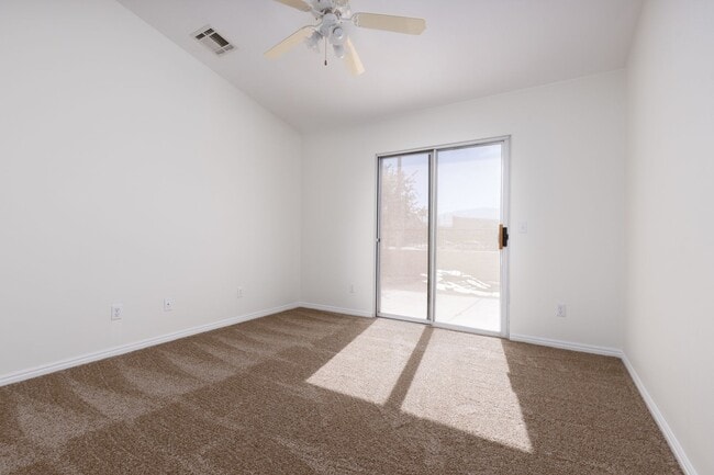 Building Photo - 3-bedroom 2-bathroom town house with a double car garage, freshly painted and new carpet.