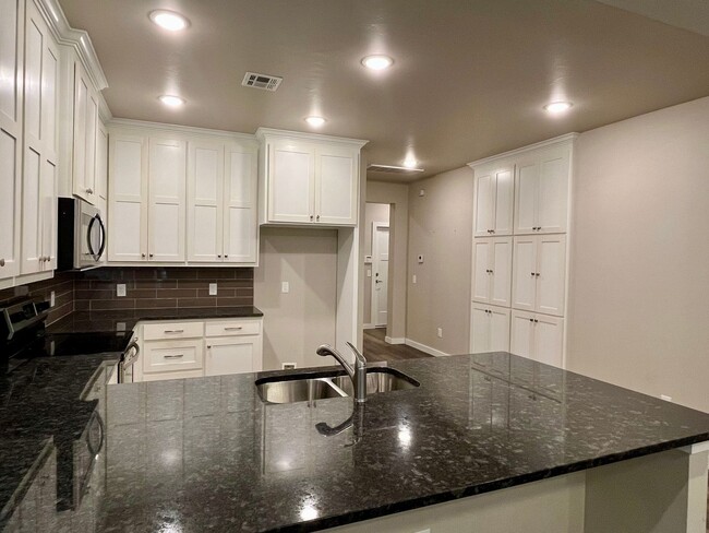 Building Photo - Beautiful 2 Bed 2 Bath! $750 Off First Ful...