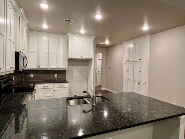 Building Photo - Beautiful 2 Bed 2 Bath!