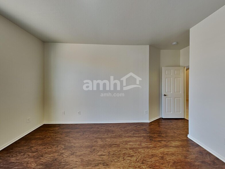 Building Photo - 15017 W Bloomfield Rd