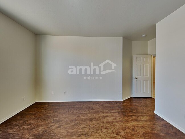 Building Photo - 15017 W Bloomfield Rd