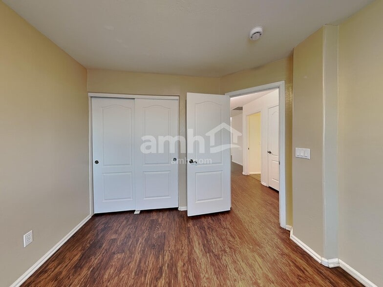 Building Photo - 433 E Penny Ln