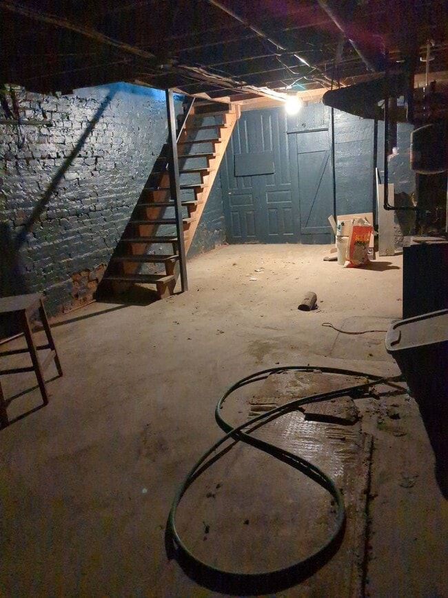 Building Photo - Recently renovated 4/5 Bedroom house