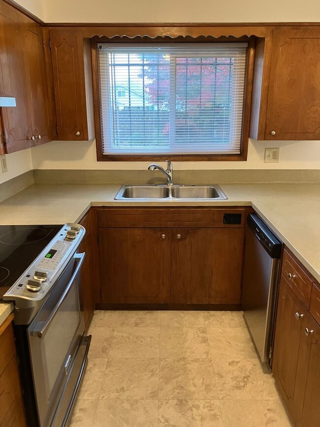 Building Photo - Charming Three Bedroom Home