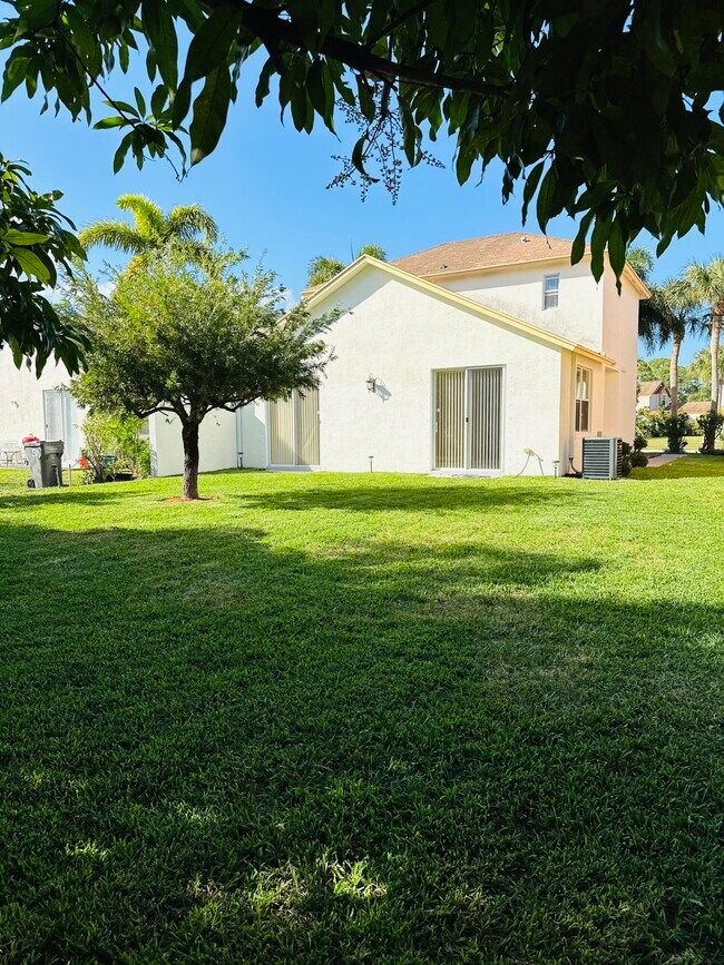 Building Photo - 5780 Azalea Cir