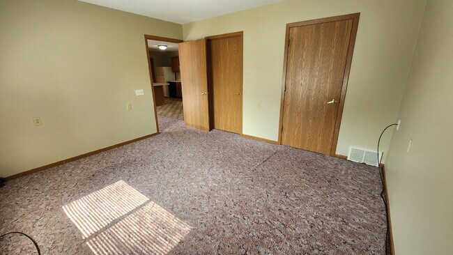 Building Photo - 2 Bedroom, 1.5 Bathroom Apartment In Secur...