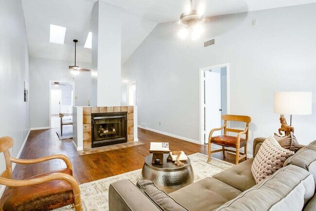 Building Photo - Charming Townhome on a Quiet Cul-de-Sac