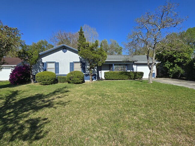 Building Photo - 425 Sunnyside Dr