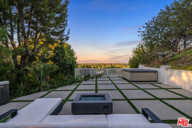 Building Photo - 16725 Oak View Dr