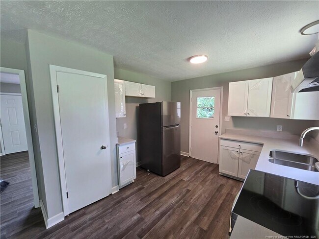 Building Photo - 303 Cartwright Dr