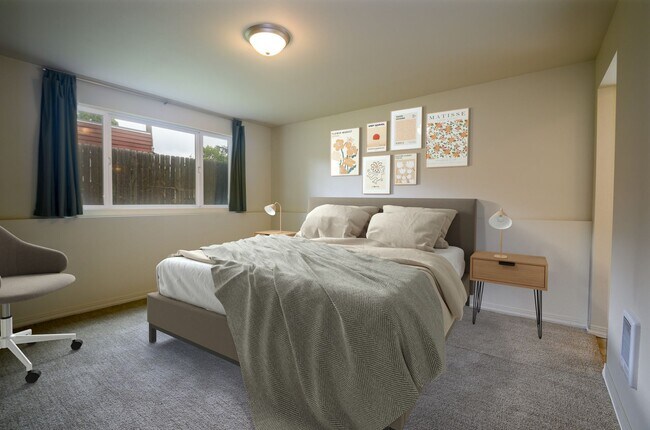 Building Photo - 2 Bed 2 Bath garden level unit in a 4 plex, south of main