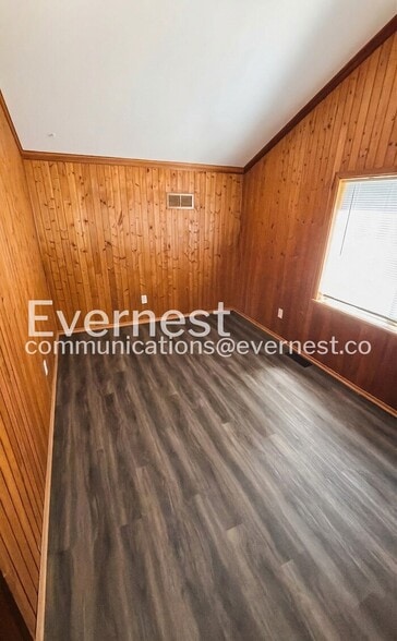 Building Photo - 422 Country Downs Dr