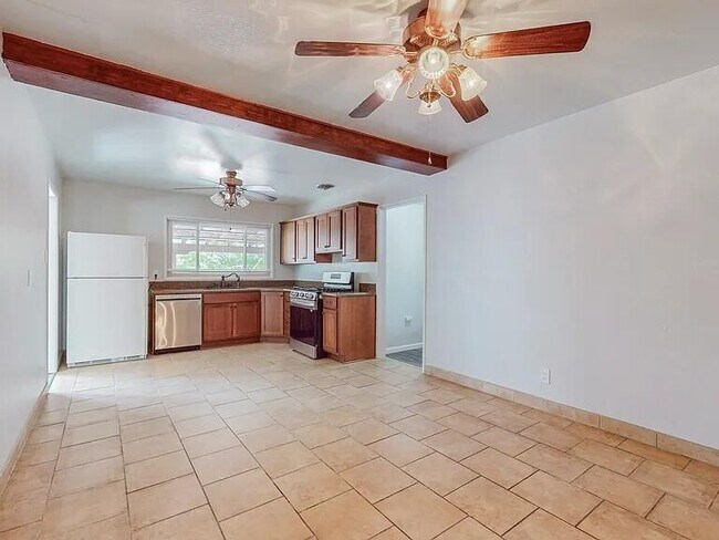 Building Photo - 1701 Hoffman Dr NE