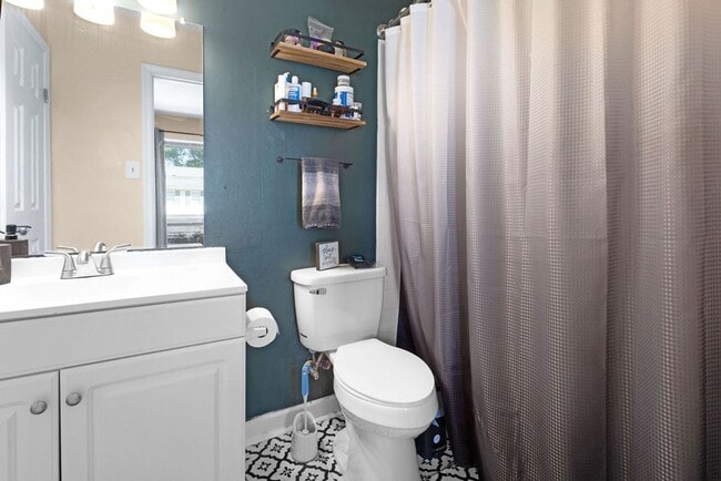 Building Photo - 3 Bed 1.5 Bath Townhouse for Rent in Chesapeake!