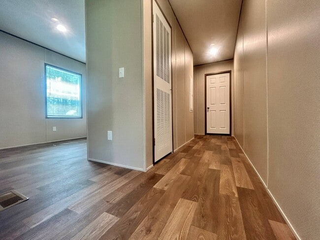 Building Photo - 22 White Oak Village