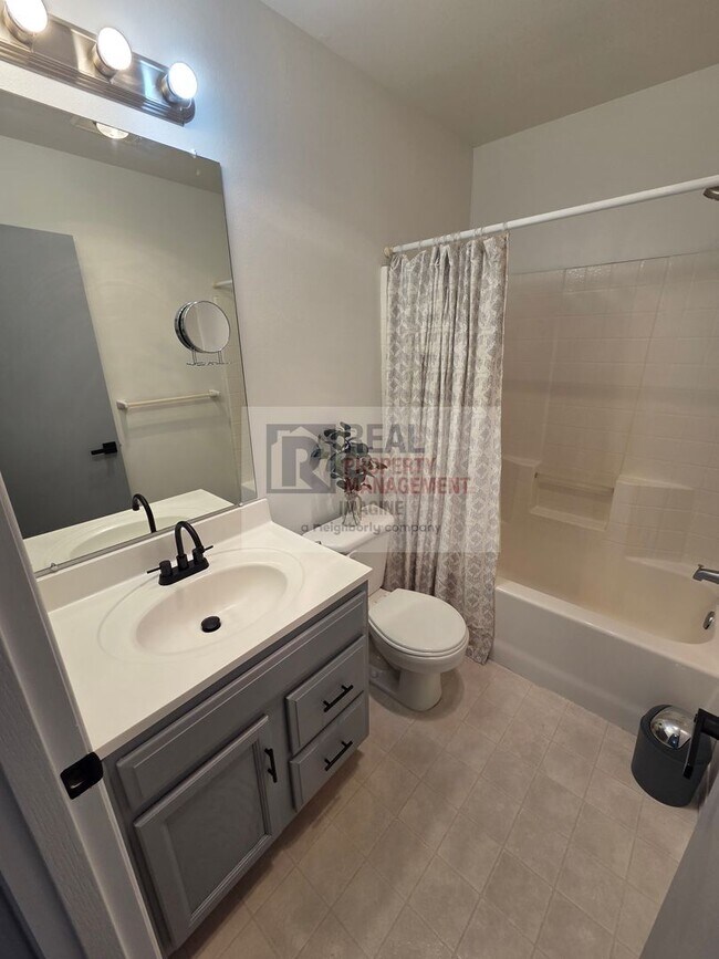 Building Photo - Check Out This Adorable 2.0 bedroom, 2.5 b...