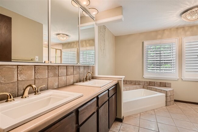 Building Photo - **Stunning 5-Bedroom 4-Bathroom Home in Li...