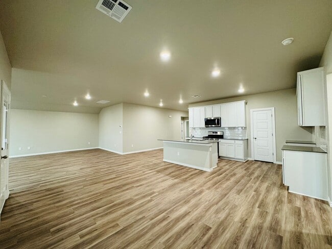 Building Photo - Deer Creek Schools + 4 Bedrooms + Newer Home in The Falling Springs Addition