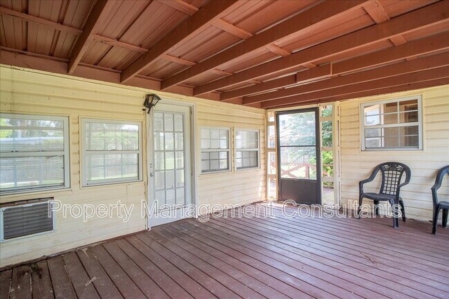 Building Photo - 2524 Chickasaw Dr