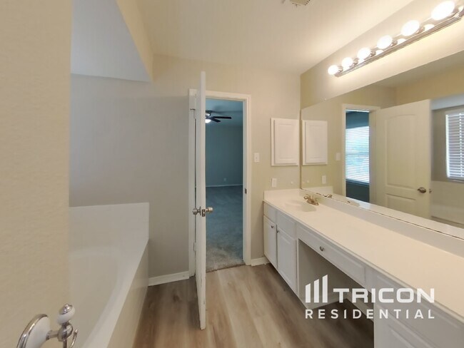 Building Photo - 9418 Live Point