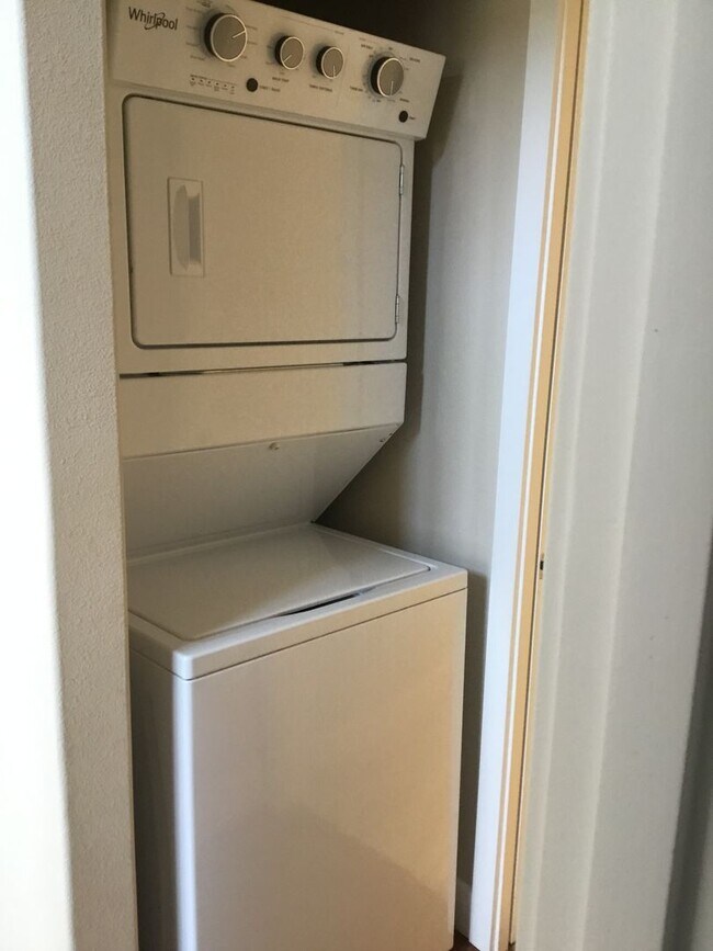 Building Photo - Custom Kenton Townhouse (Short Term)