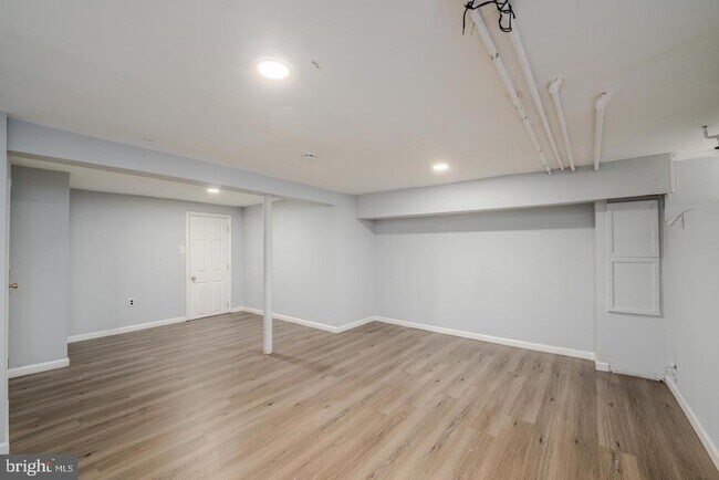 Building Photo - 3050 Mayfield Ave