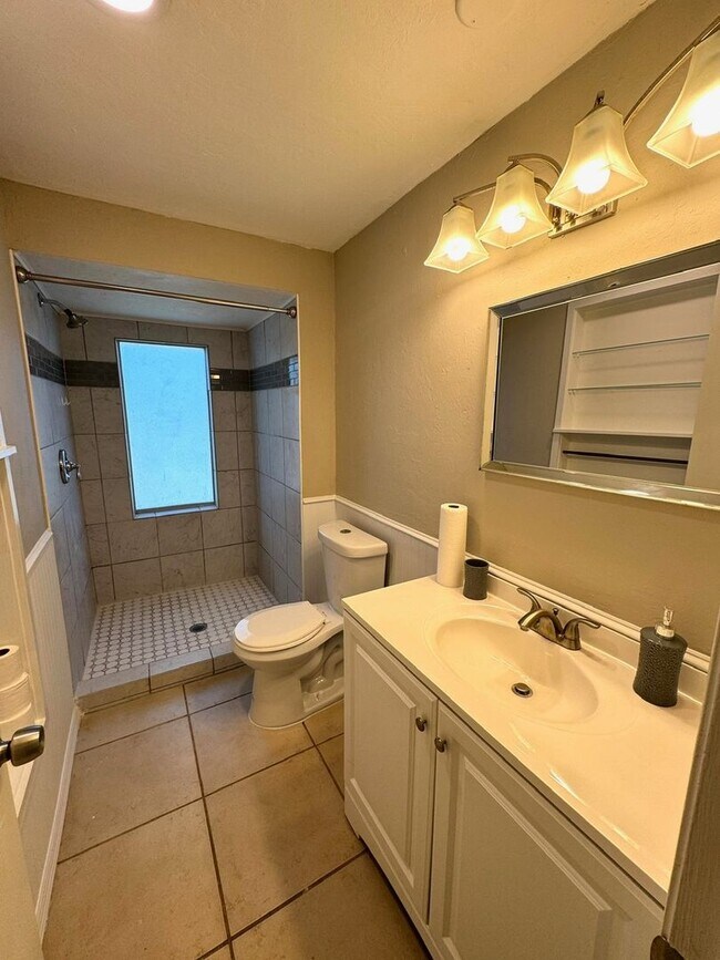 Building Photo - Spacious 2-Bed/2-Bath + Bonus Room Home fo...