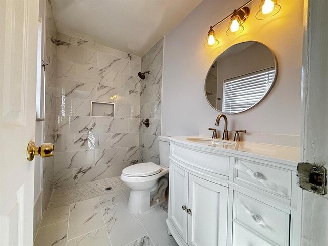 Building Photo - 3919 Wilshire St