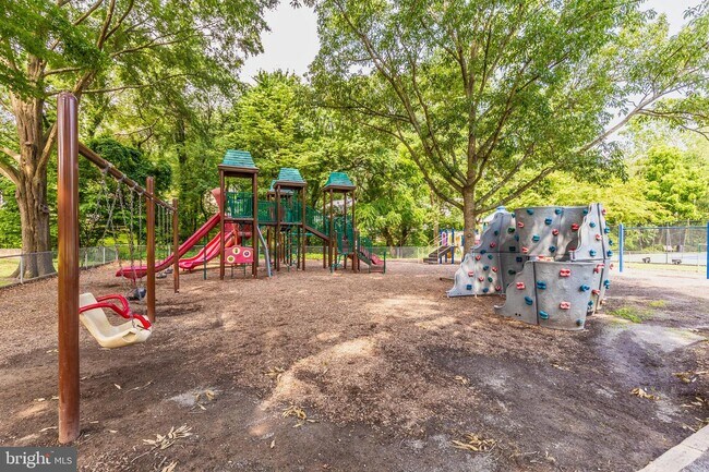 Building Photo - 826 Quince Orchard Blvd