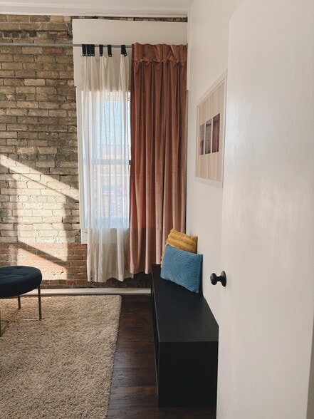 Building Photo - 100 State St N