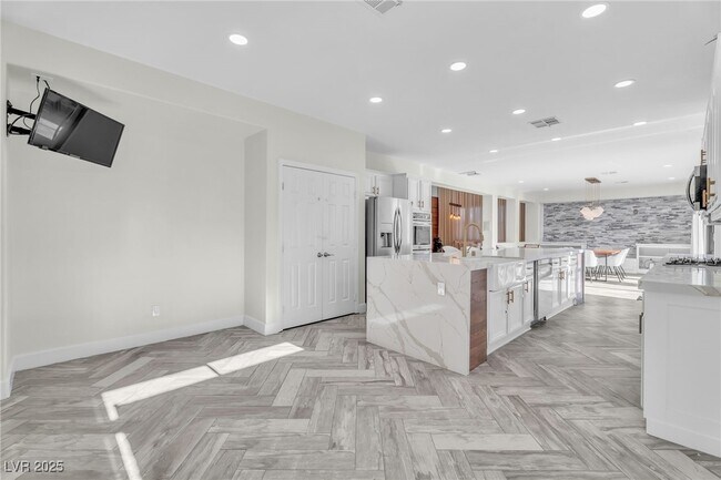 Building Photo - 9885 Shadycrest Ct